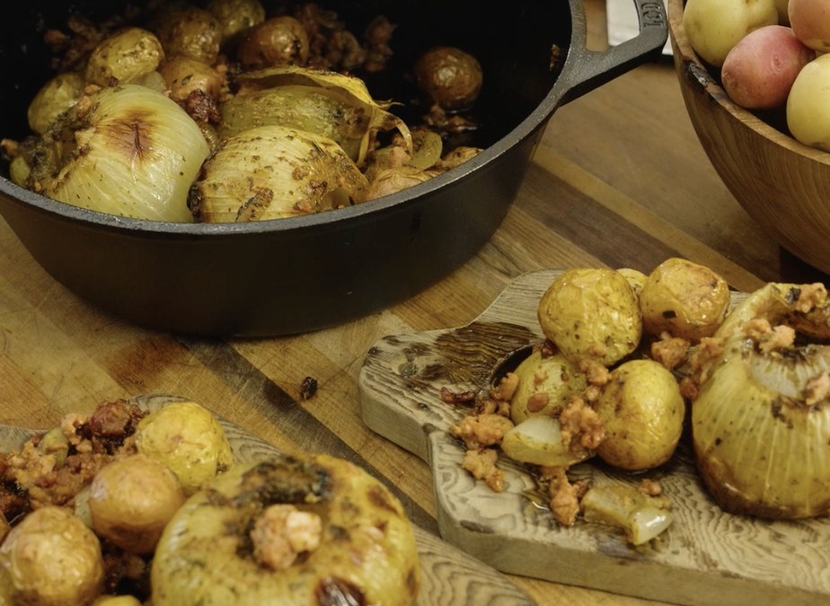 Papas Mini Rellenas con Cebolla Asada y Longanizas